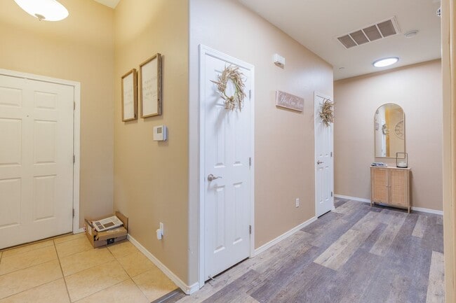 Building Photo - Conveniently located 3 Bedroom, 2 bath wit...