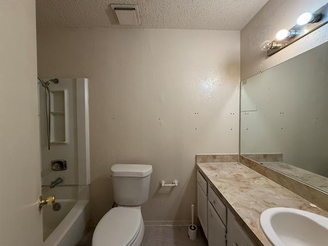 Building Photo - 9696 Walnut St