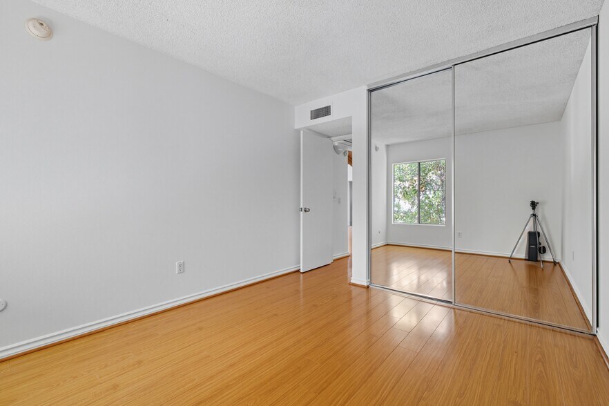 Building Photo - 18350 Hatteras St