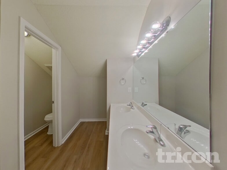 Building Photo - 2048 Lake Carolina Dr