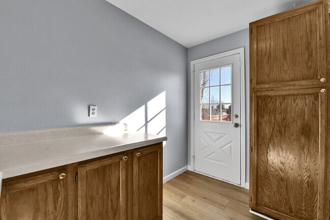 Building Photo - $2,540.95 with $300 off the first month's Rent- 4 Bedroom, 1.5 Bath, Single Family Home in Aurora...