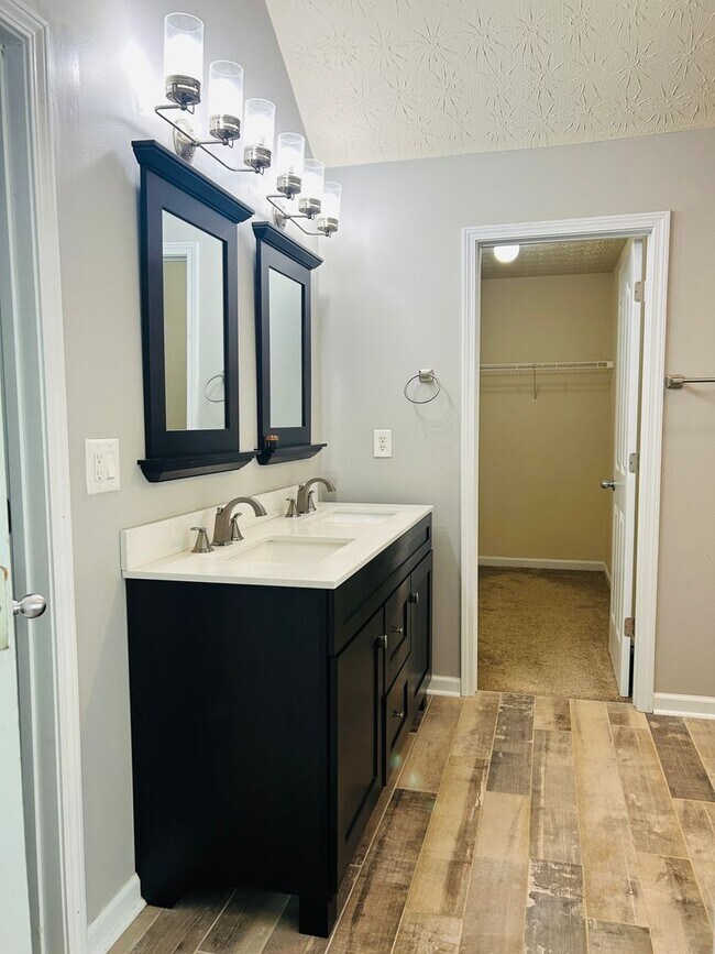 Building Photo - Beautiful 4 bedroom, 2.5 bathroom home in ...