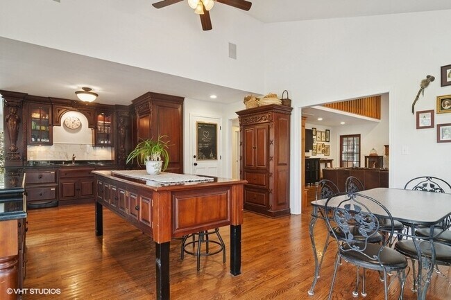 Building Photo - 1674 Bowling Green Dr