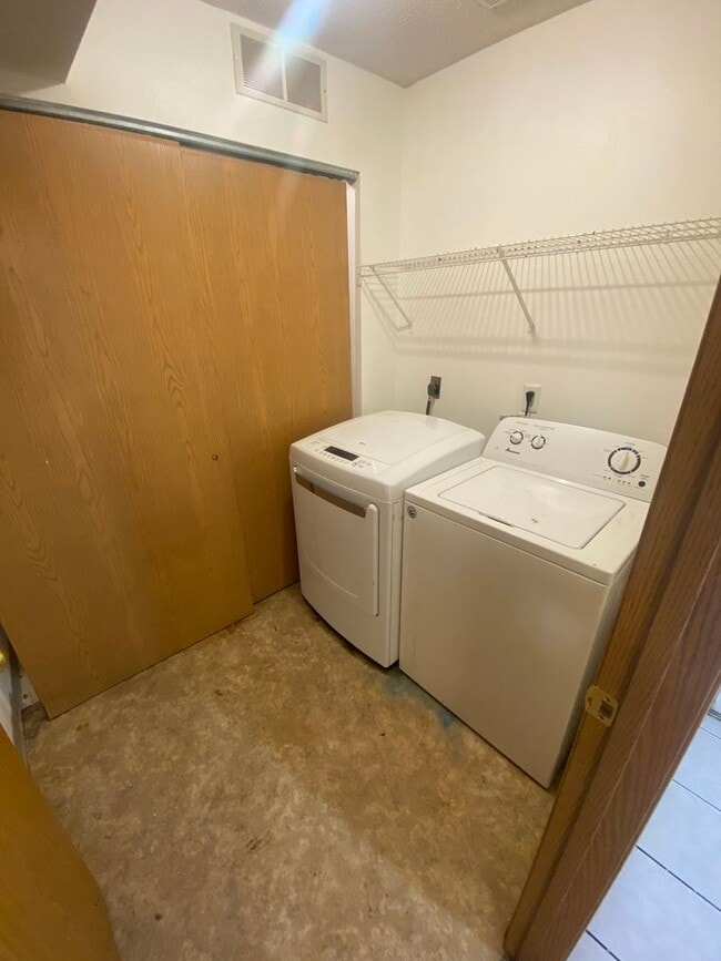 Building Photo - 3br/2.5ba townhome in Eden Prarie