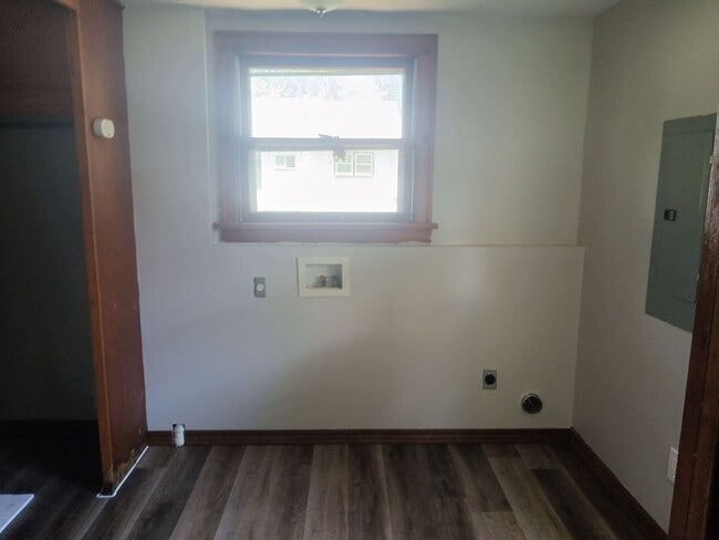 Building Photo - 1/2 off First full month's  rent if you mo...