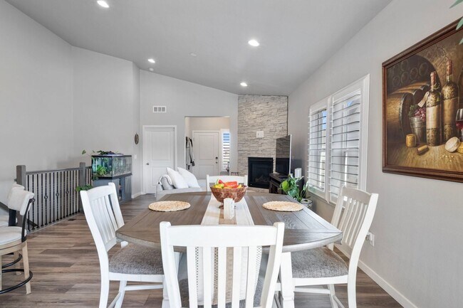 Building Photo - Gorgeous 5 Bed 3 Bath Home in North Loveland!