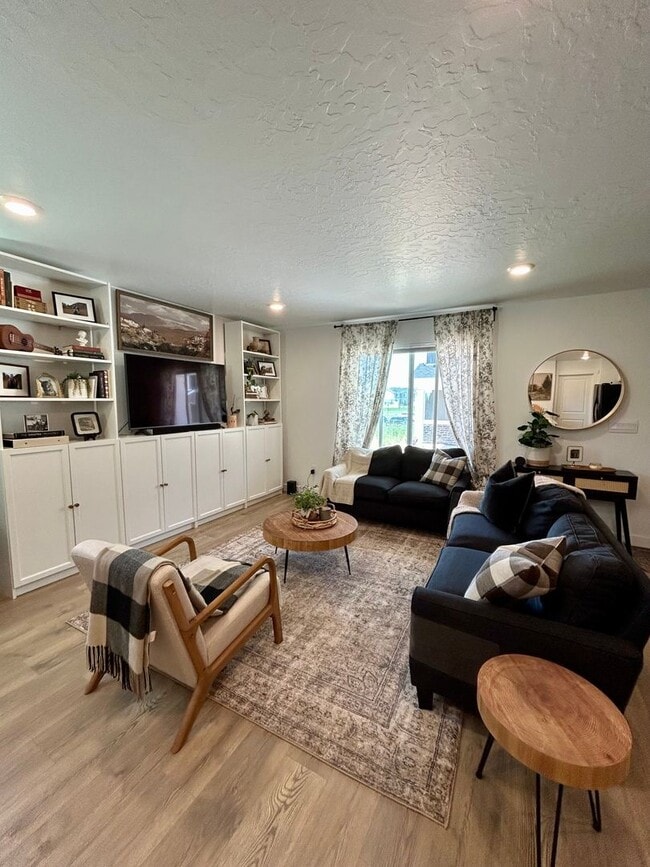 Building Photo - End Unit 3 bed 2 bath Townhome in Spanish ...