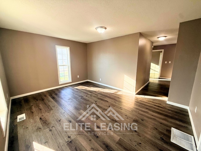 Building Photo - 3 Bed / 1 Bath Home | Seaman School District