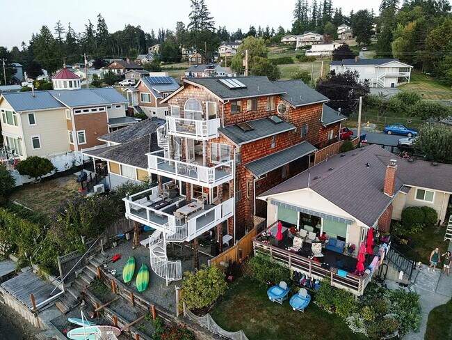 Building Photo - 19118 Soundview Dr NW