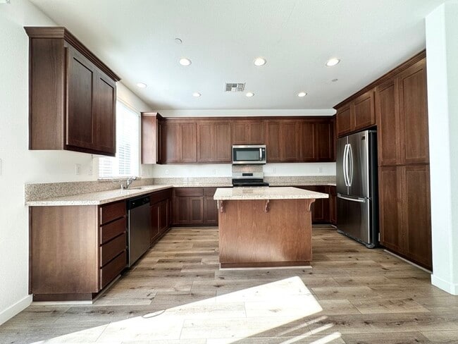 Building Photo - 1008 Oakbriar Cir