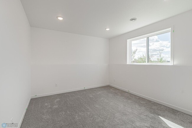 Building Photo - 4 bedroom 2 bathroom house