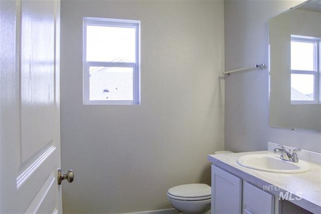 Building Photo - 2121 N Warwick Ave