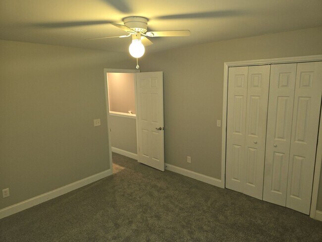 Building Photo - 2 bedroom 1 bath unit duplex