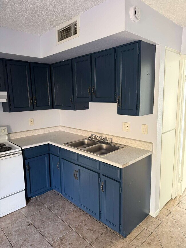 Building Photo - Charming 1-Bed/1-Bath Near SR-51 with Private Outdoor Space