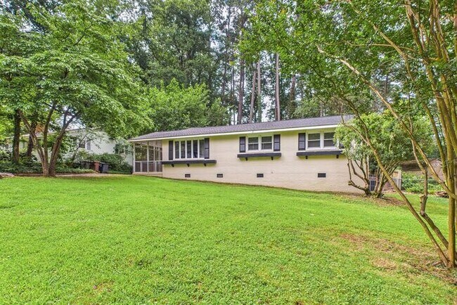 Building Photo - NW Brick Home in the Desirable Guilford Hi...