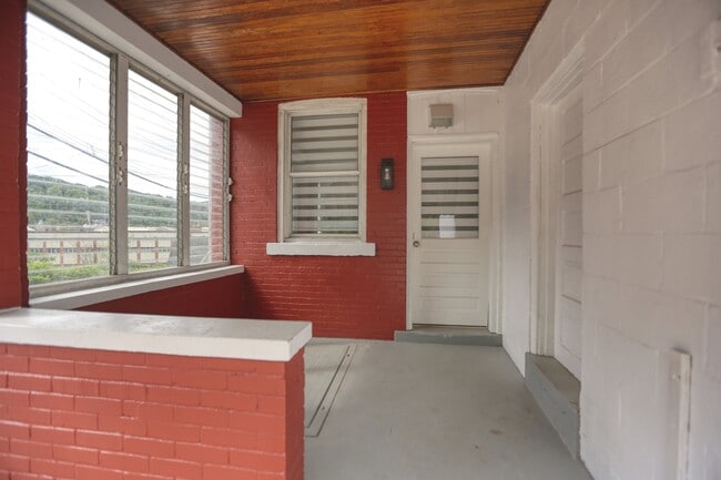 Building Photo - 604 Middle Ave