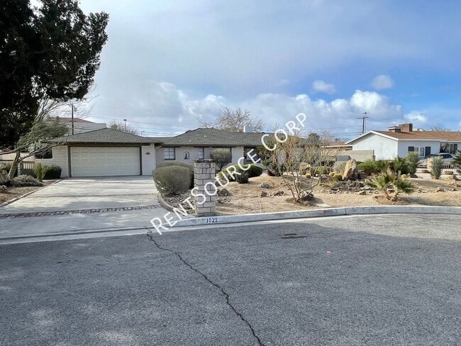Building Photo - 1022 W Lancaster Blvd