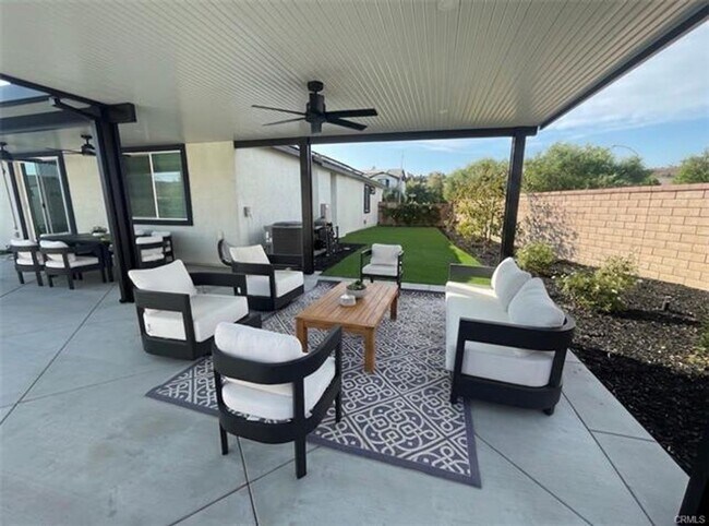 Building Photo - Stunning Pool Home