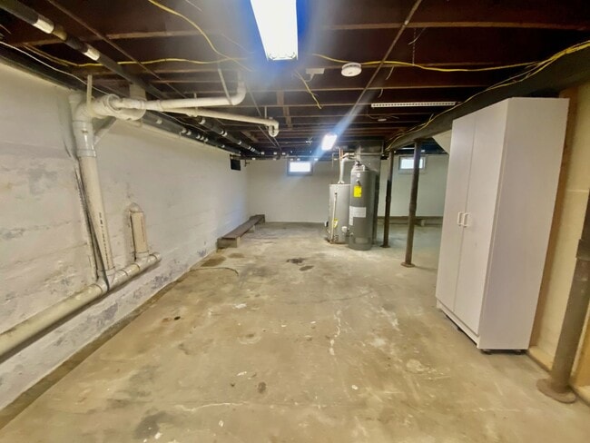 Building Photo - SPACIOUS 4 BED/2 BATH HOUSE-Luxury Vinyl F...