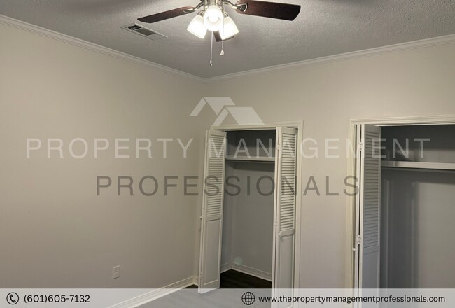 Building Photo - Renovated beauty near the country club and golf course!