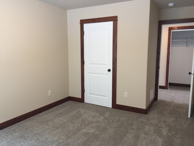 Building Photo - 3 Bedroom 2 Bathroom Home