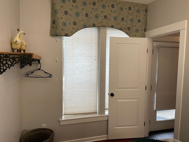 Building Photo - Zen Cottage: Spacious downtown suite complete with kitchenette, washer/dryer $300 Utility Fee