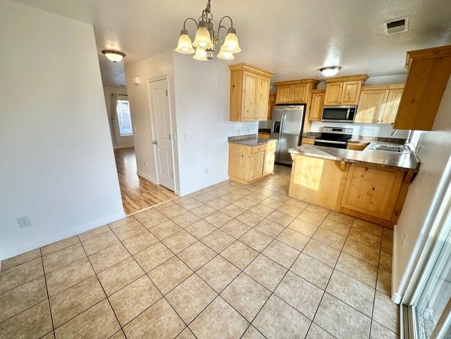 Building Photo - 3 Bedroom End Unit Townhome!