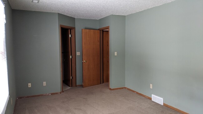 Building Photo - 3-bedroom, 2-bath end-unit townhome in Cor...