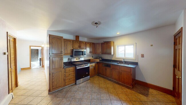 Building Photo - 3bed with in unit laundry in Cambridge
