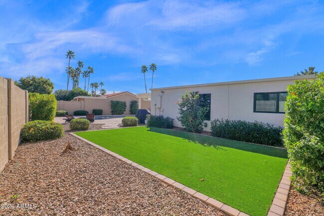 Building Photo - 7629 N Vía De Los Ninos