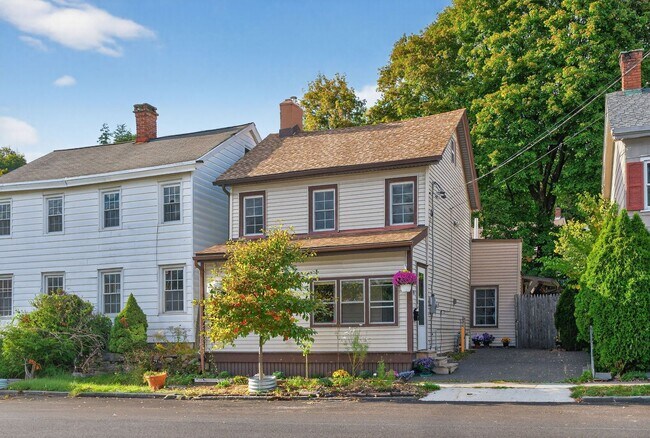 Building Photo - Walk to the Waterfront!|2BR Single-Family with Private Yard!