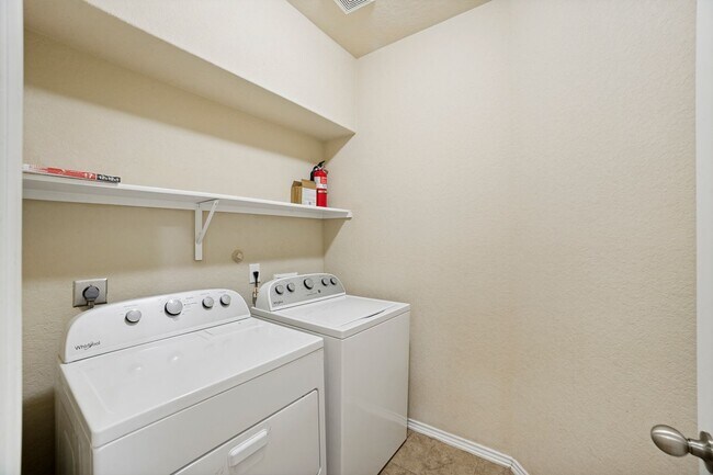 Building Photo - Beautiful 3 Bedroom in Republic Oaks Community