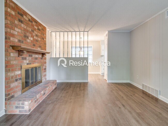 Building Photo - Large, Renovated 3BR/3B Home in 38125!
