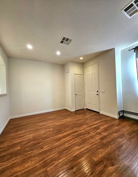 Building Photo - 37 Bijou