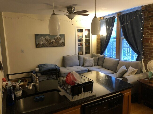 Building Photo - Check out this 2 bed in the North End...