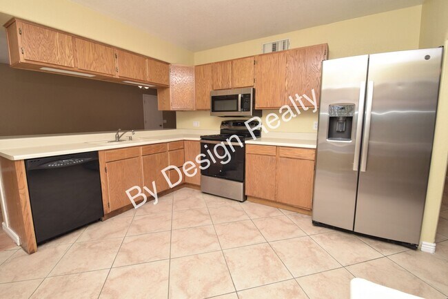 Building Photo - Eastside 3 Bed 2 Bath Gem with 2 Car Garage and Large Private Fenced Yard