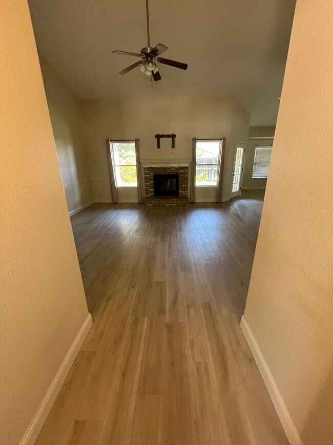 Building Photo - Beautiful Home for rent in Visalia, Ca