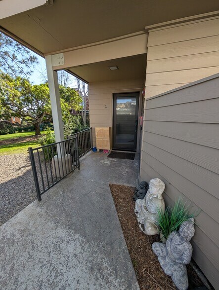 Building Photo - 245 S Helix Ave