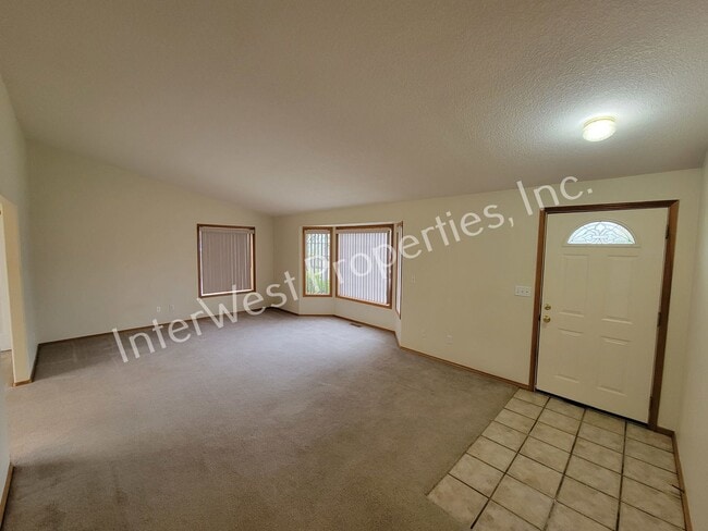 Building Photo - Tigard 3 Bd 2ba Ranch Style Home on Flag L...