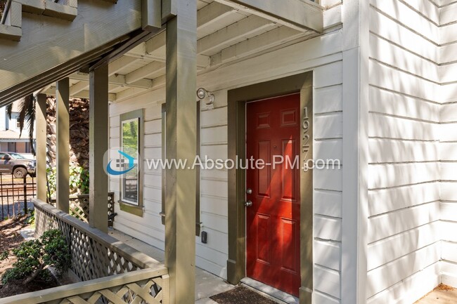 Building Photo - Amazing 2 Bed 2 Bath Newly Upgraded Unit i...