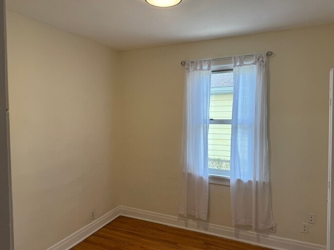 Building Photo - Cozy 2BR, 1BA Single Family Home 2CG