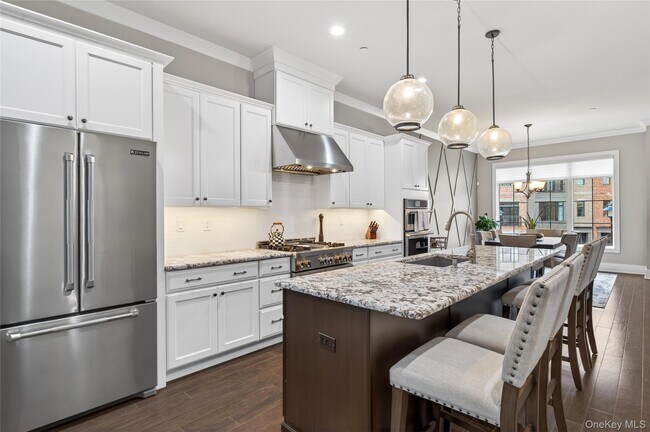 Building Photo - 348 Horseman Blvd