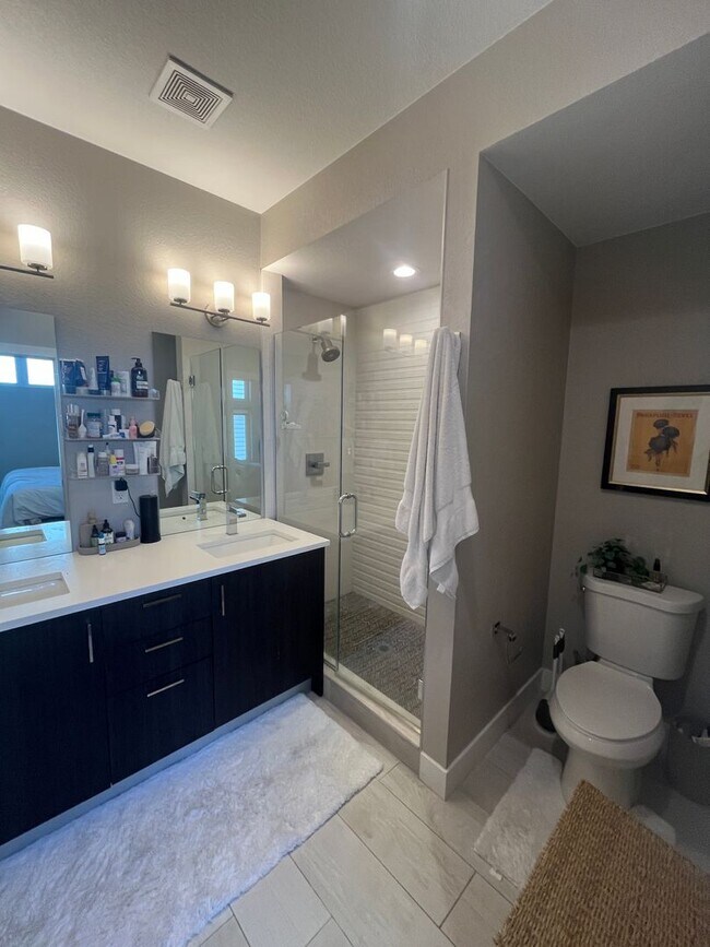 Building Photo - 2 Bed, 1 Bath Townhouse with Roof Top Deck