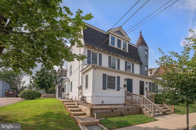 Building Photo - 324 4th Ave
