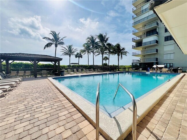 Building Photo - 4250 N Hwy A1A
