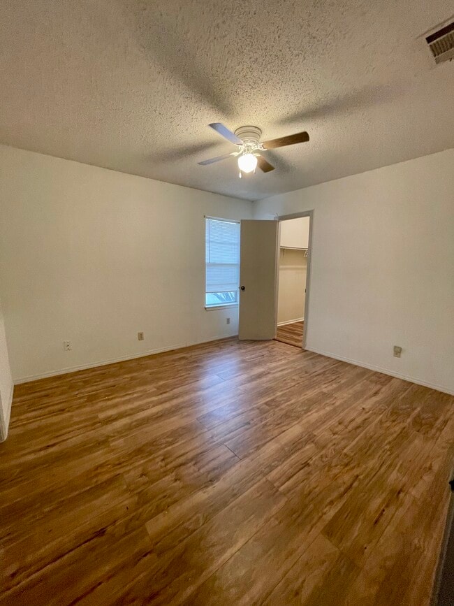 Building Photo - 1051 Country Club Dr