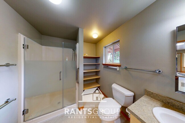 Building Photo - Beautiful Unit on West Bay Drive!
