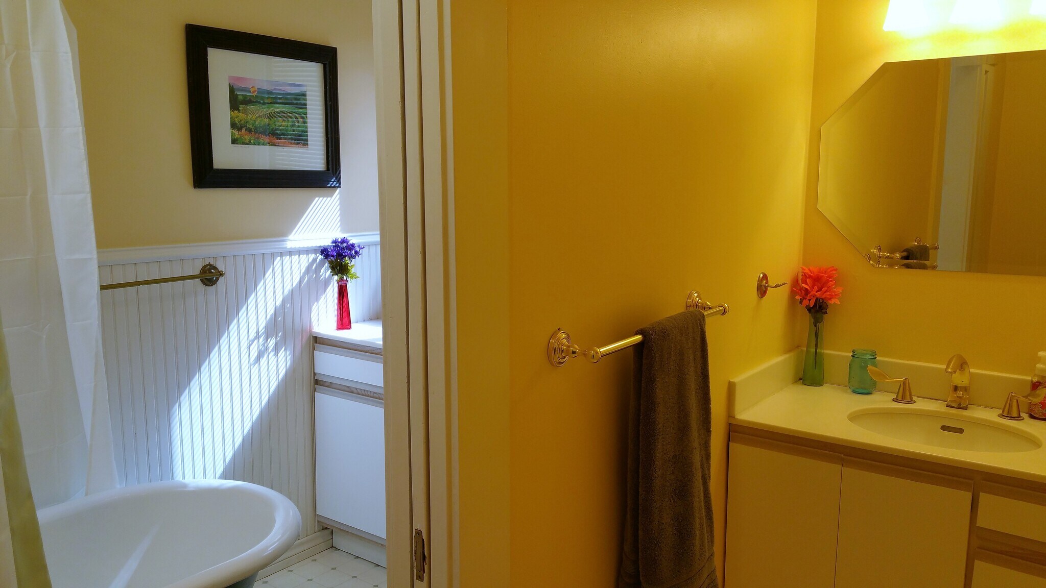 2 room bathroom with clawfoot tub - 131 SW Hooker St