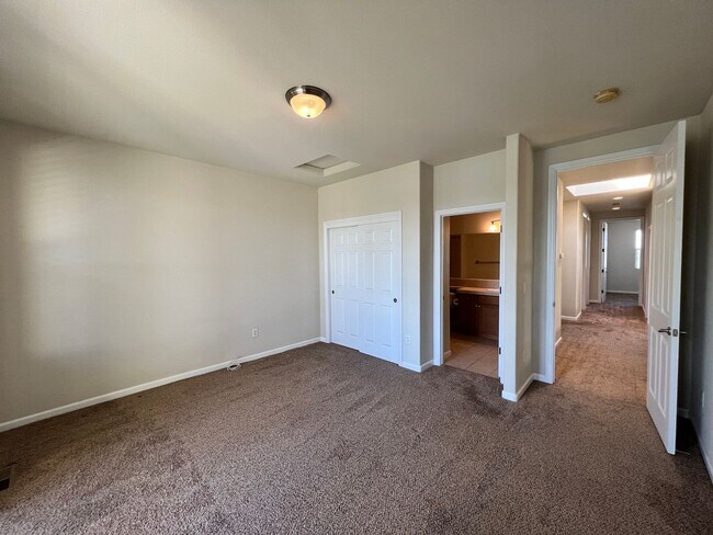 Building Photo - Beautiful 4 Bedroom Home in the Villas Gat...