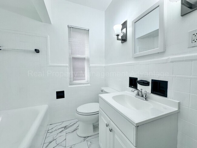 Building Photo - 17512 Roselawn St